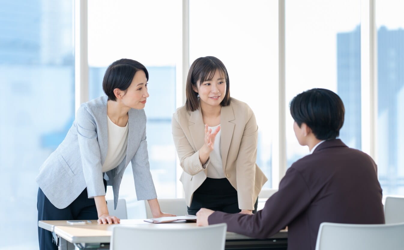 明るいオフィスで打ち合わせをする GROW会計 のスタッフとお客様