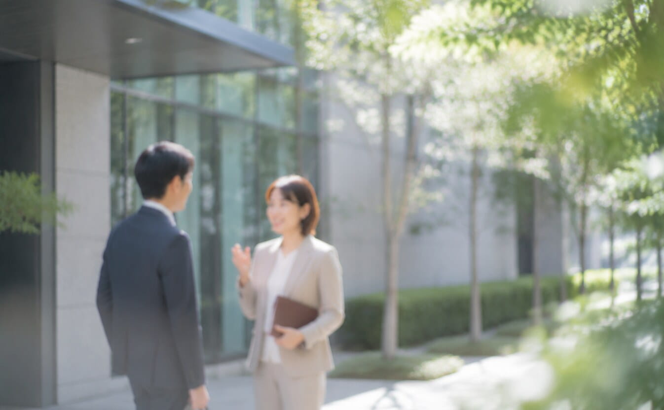 オフィス前で打ち合わせ後に話す GROW会計 のスタッフとお客様
